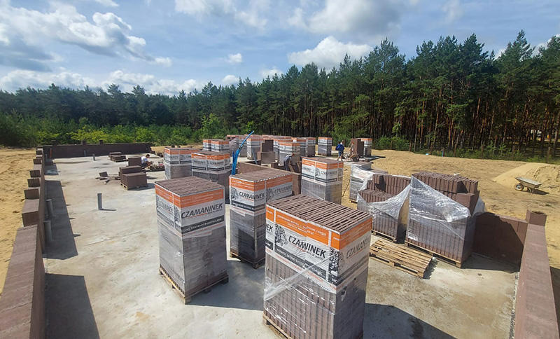 Materiały budowlane na placu budowy